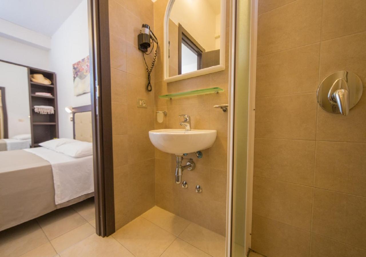 Mediterraneo Hotel & Suites Cattolica Luaran gambar